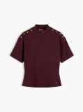Κόκκινο T-Shirt Με Χρυσά Κουμπιά Και Λαιμόκοψη Mock  Γυναίκες