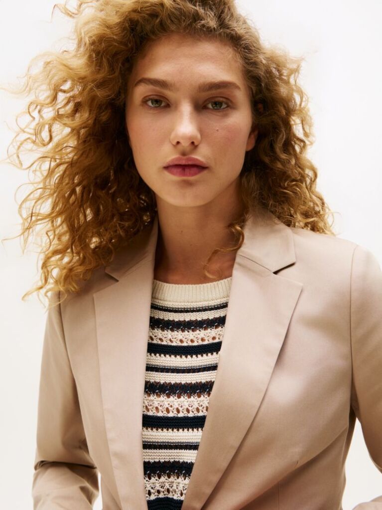 Μπεζ Slim Blazer Με Κεντητό Οικόσημο  Γυναίκες