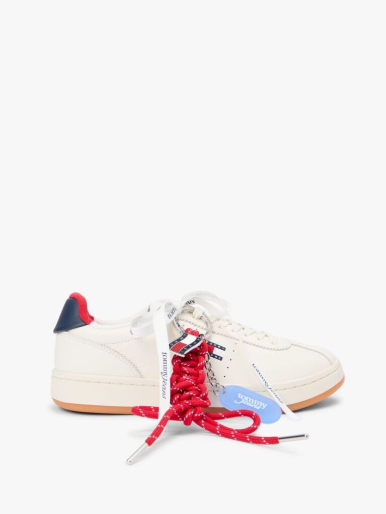 Μπεζ Δερμάτινα Sneakers Με Μπρελόκ  Γυναίκες