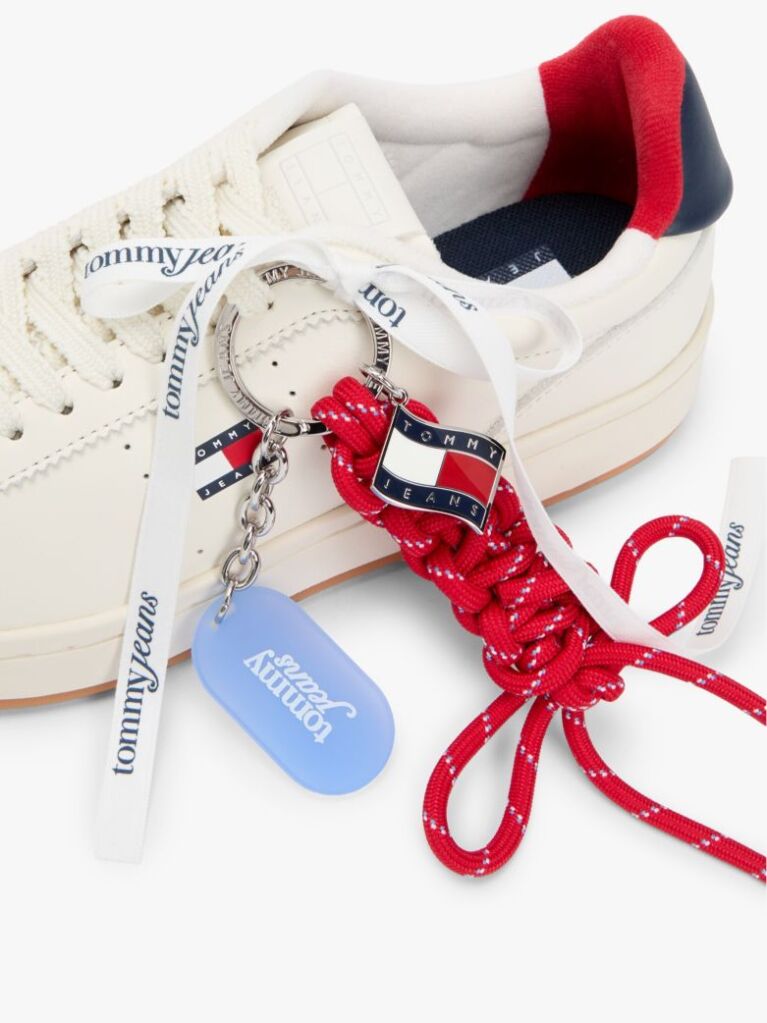 Μπεζ Δερμάτινα Sneakers Με Μπρελόκ  Γυναίκες