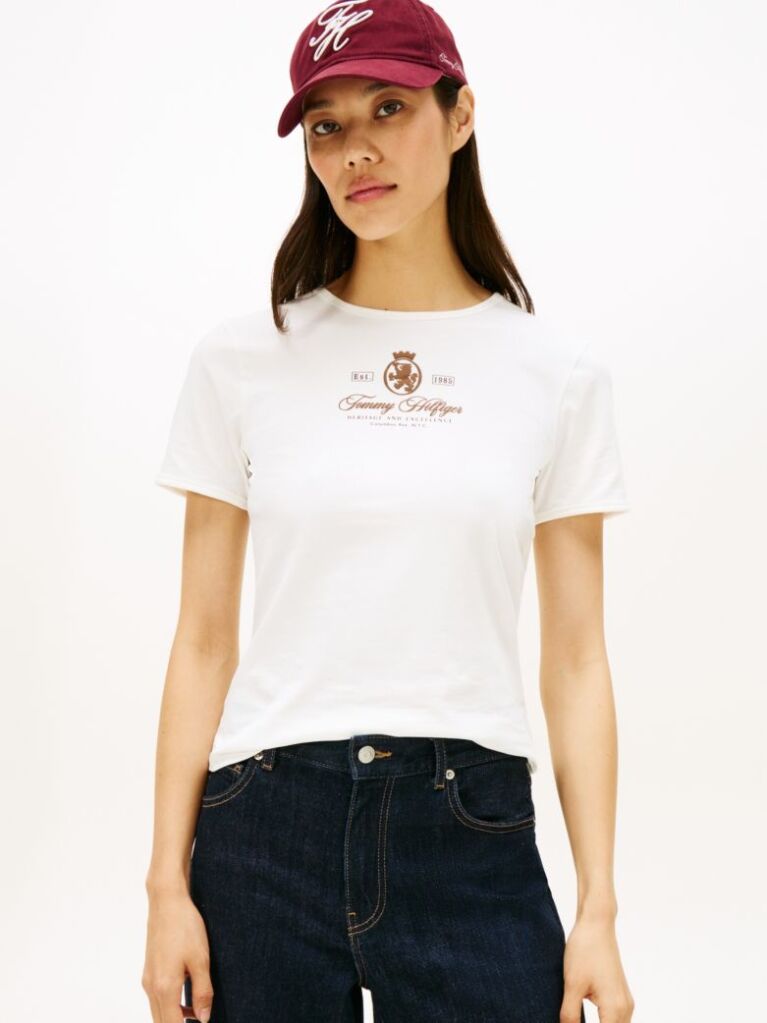 Μπεζ Slim T-Shirt Με Varsity Οικόσημο  Γυναίκες
