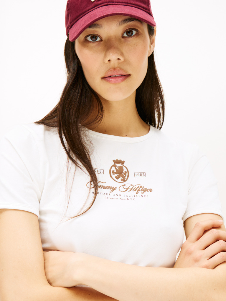 Μπεζ Slim T-Shirt Με Varsity Οικόσημο  Γυναίκες